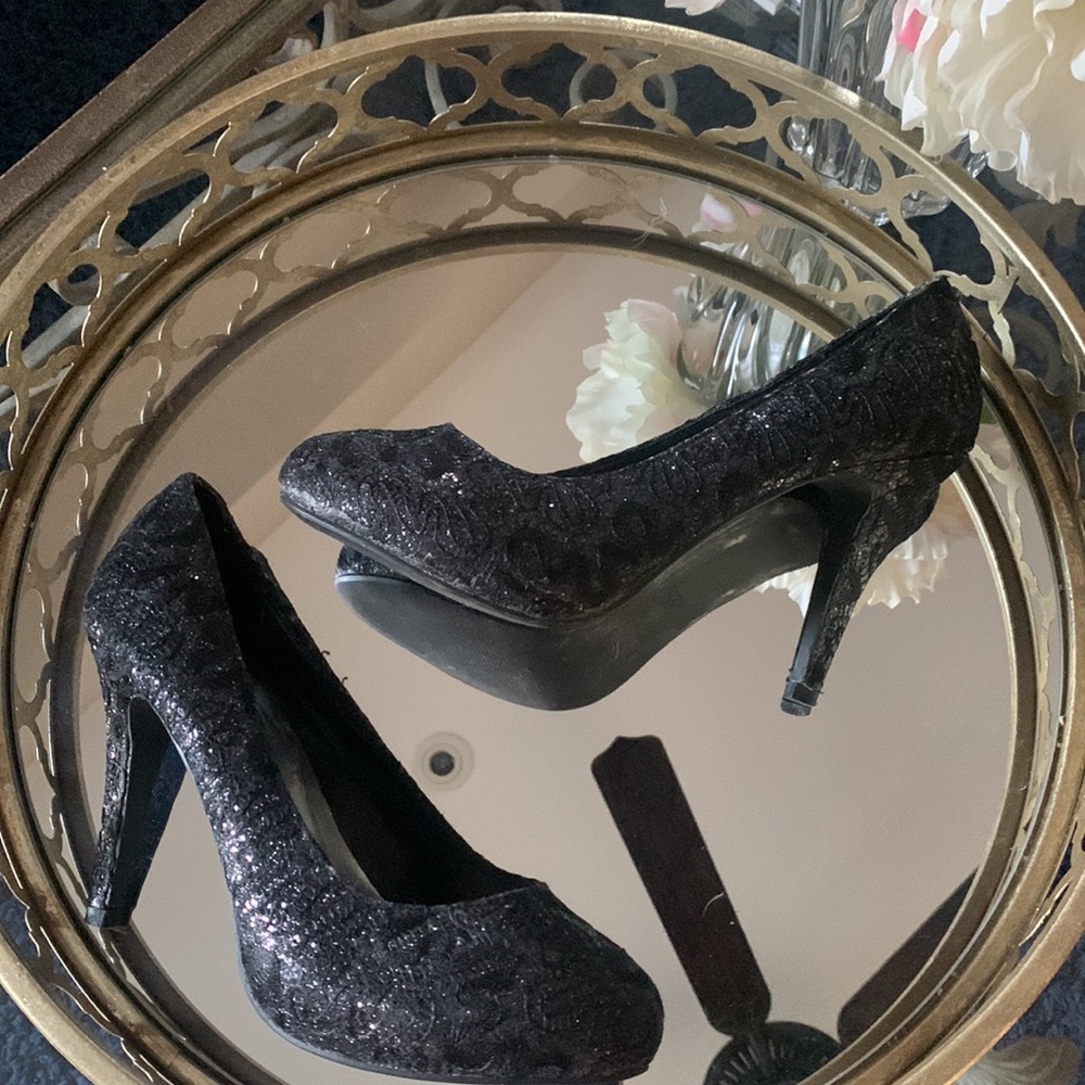 Suzy Shier Women's vintage sparkly heels in black tapestry size 8, 4 1/4".